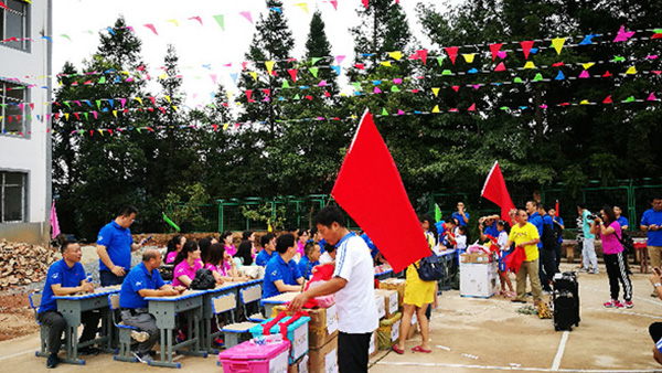 配合前行，，，，，，， 温暖你我——徐州yd2333云顶电子游戏统一医药连锁销售有限公司贵州修文小学助学行