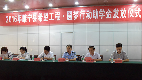 金秋助学，，，，，，，转达关爱，，，，，，，温暖人心